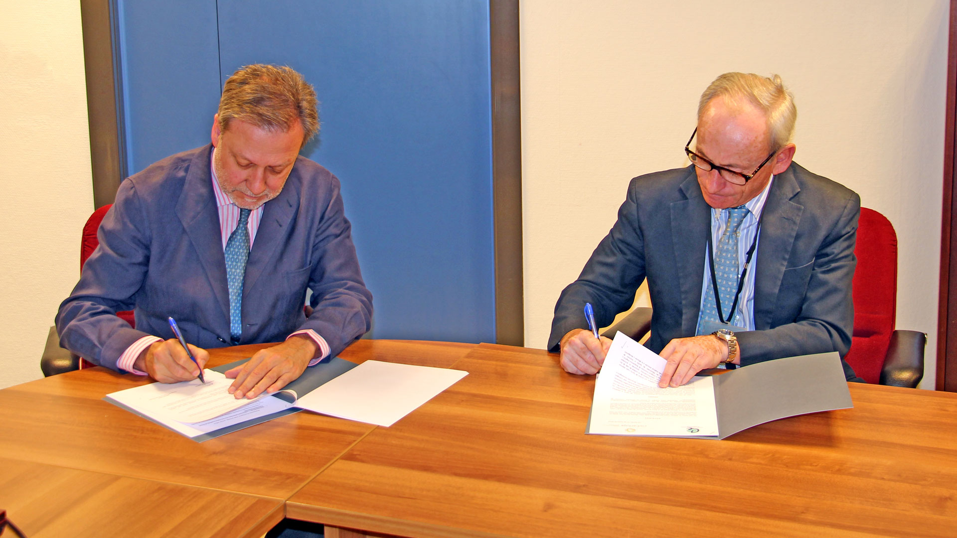  El Director del cicCartuja, Miguel Ángel de la Rosa, y el Presidente del CEC, Beltrán Calvo, firman el convenio