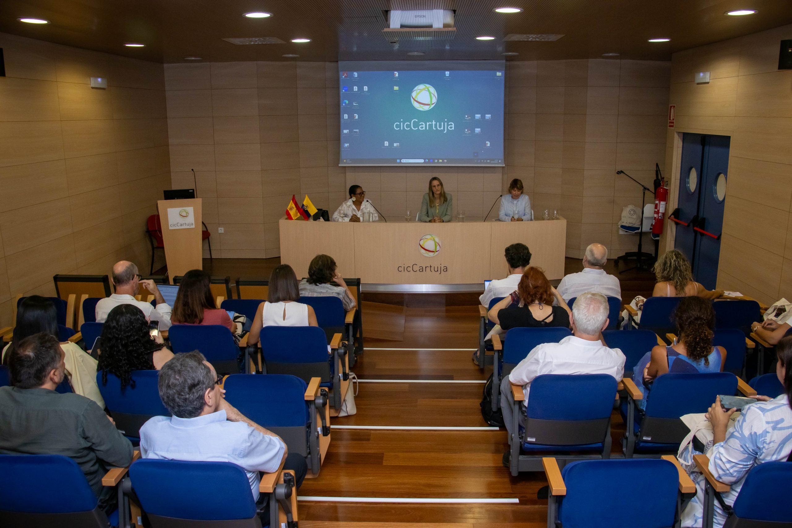 El cicCartuja acoge un encuentro para la colaboración científica y académica con la Universidad de la Costa
